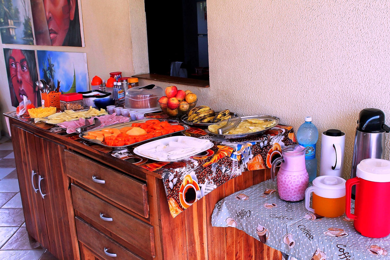 Buffet farto de café da manhã com frutas tropicais, pães, bolos, sucos e delícias da Pousada Brasita