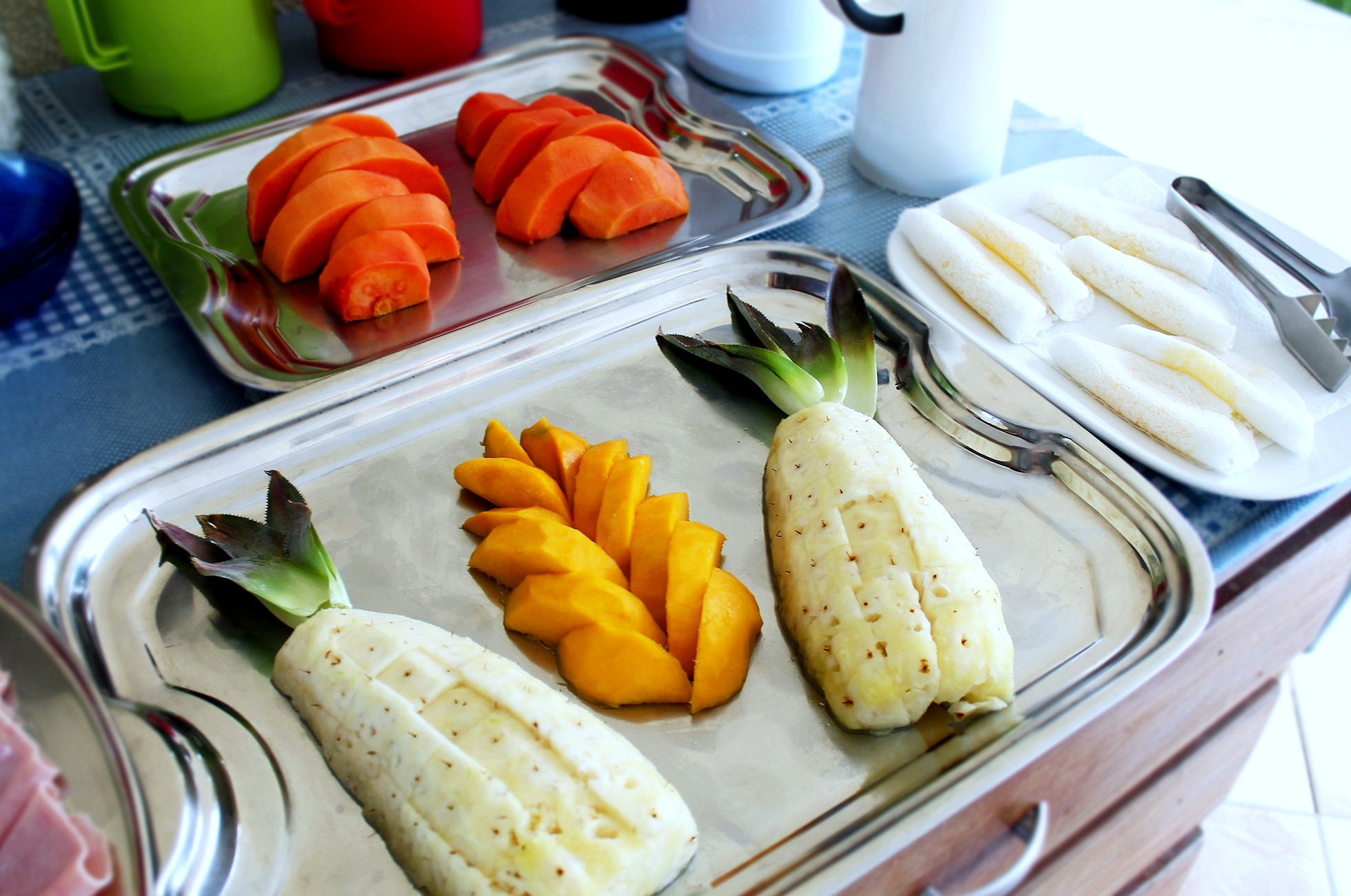 Frutas tropicais frescas da estação e tapiocas preparadas com carinho regional